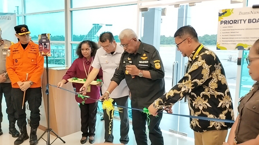 Trans Nusa Terbang Perdana Timika – Sorong, Wabup John Rettob Berharap Pertahankan Konsistensi