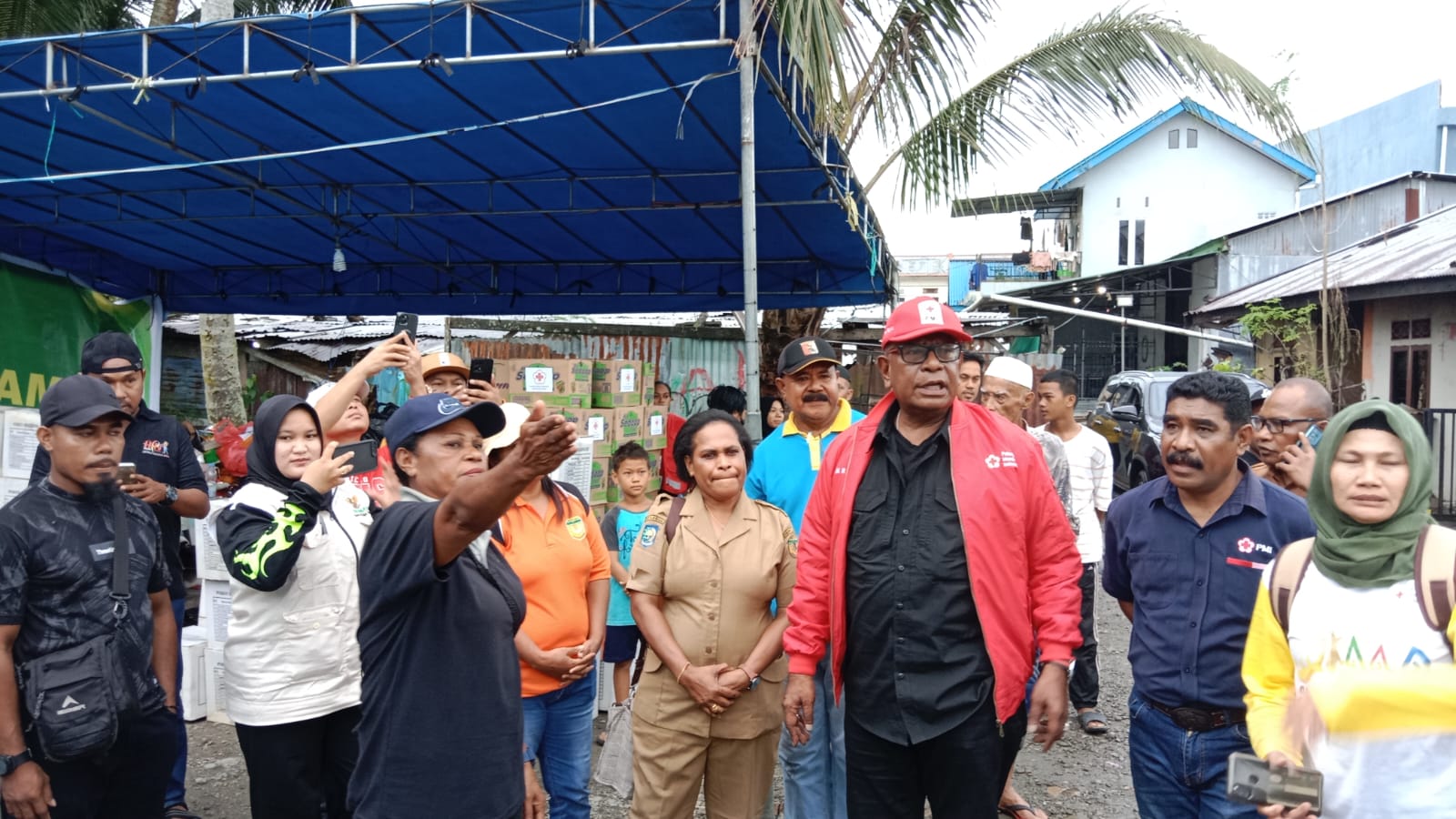 Temui Korban Kebakaran Depan Bank Papua, Johannes Rettob Serahkan 48 Paket Bantuan, Warga: Terimakasih Bapak, Kami Makin Semangat
