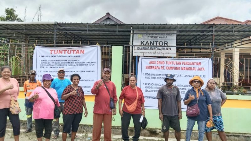 Berhentikan Ketua RT, Aparat Kampung dan Kepala Dusun Secara Sepihak, Massa Demo Kantor Kampung Mawokauw Jaya