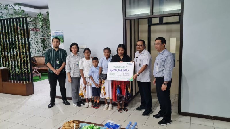BPJS Ketenagakerjaan Serahkan Santunan Rp 332 juta Kepada Keluarga Petugas BPS 