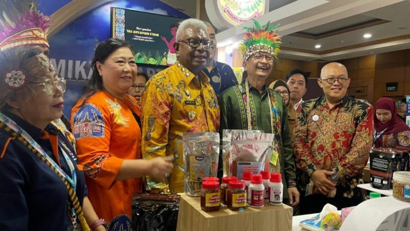 Johannes Rettob Kenalkan UMKM Mimika di Simposium Nasional 2024, Berhasil Ciptakan Aplikasi E-commerce Sendiri!