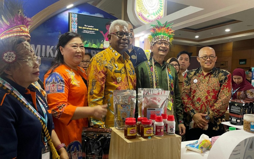 Johannes Rettob Kenalkan UMKM Mimika di Simposium Nasional 2024, Berhasil Ciptakan Aplikasi E-commerce Sendiri!