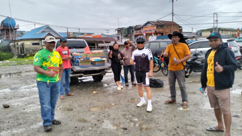 Pasca Deklarasi, Pendukung Nusantara ‘JOEL’ Bersihkan Sampah di Lapangan Pasar Lama