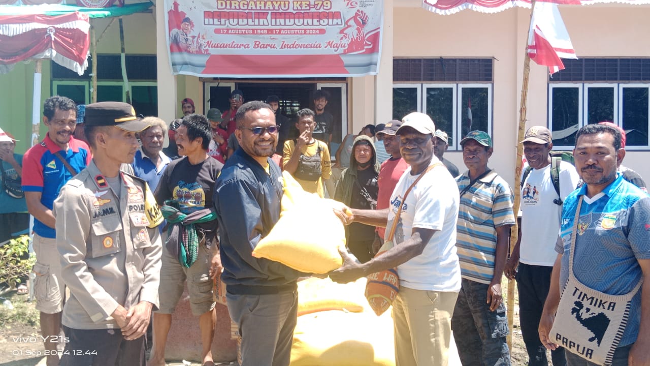 Bupati John Rettob Perintahkan Asisten I Turun Lihat Kondisi Korban Kebakaran Di Kampung Wakia