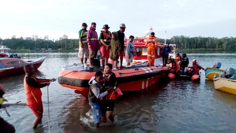 Kapal LCT Prima Star 128 Kandas di Muara Poumako, Semua Penumpang Selamat