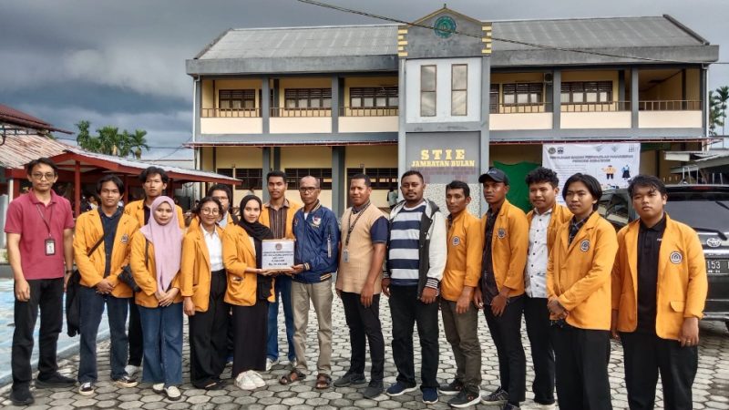Peduli Korban Erupsi Gunung Lewotobi Flores – NTT, Mahasiswa STIE JB Timika Beri Bantuan 