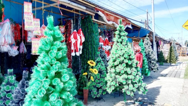 Natal Kian Dekat, Pedagang Pernak Pernik Beberkan Hal Ini