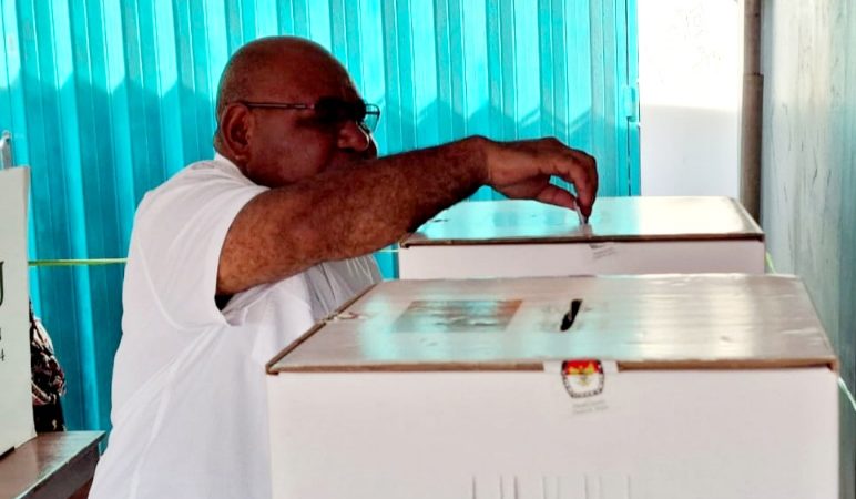 Emanuel Kemong Bersama Keluarga Lakukan Pencoblosan di TPS 06