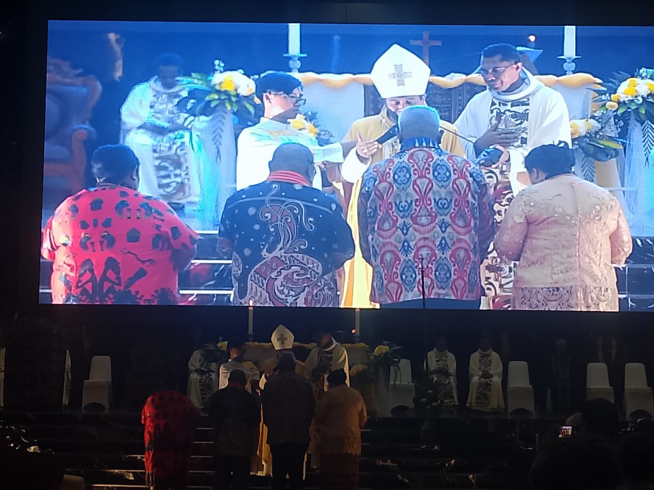 Dipimpin Uskup Agung Ende, Warga NTT Gelar Misa Syukur dengan Bupati dan Wabup Mimika