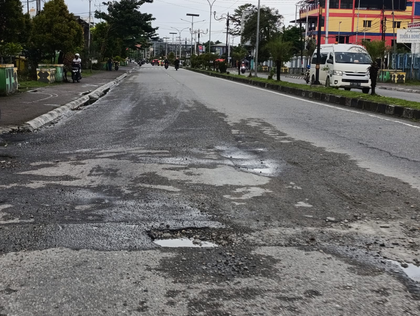Warga Keluhkan Jalan Rusak dan Berlubang, Minta Pemerintah Segera Perbaiki