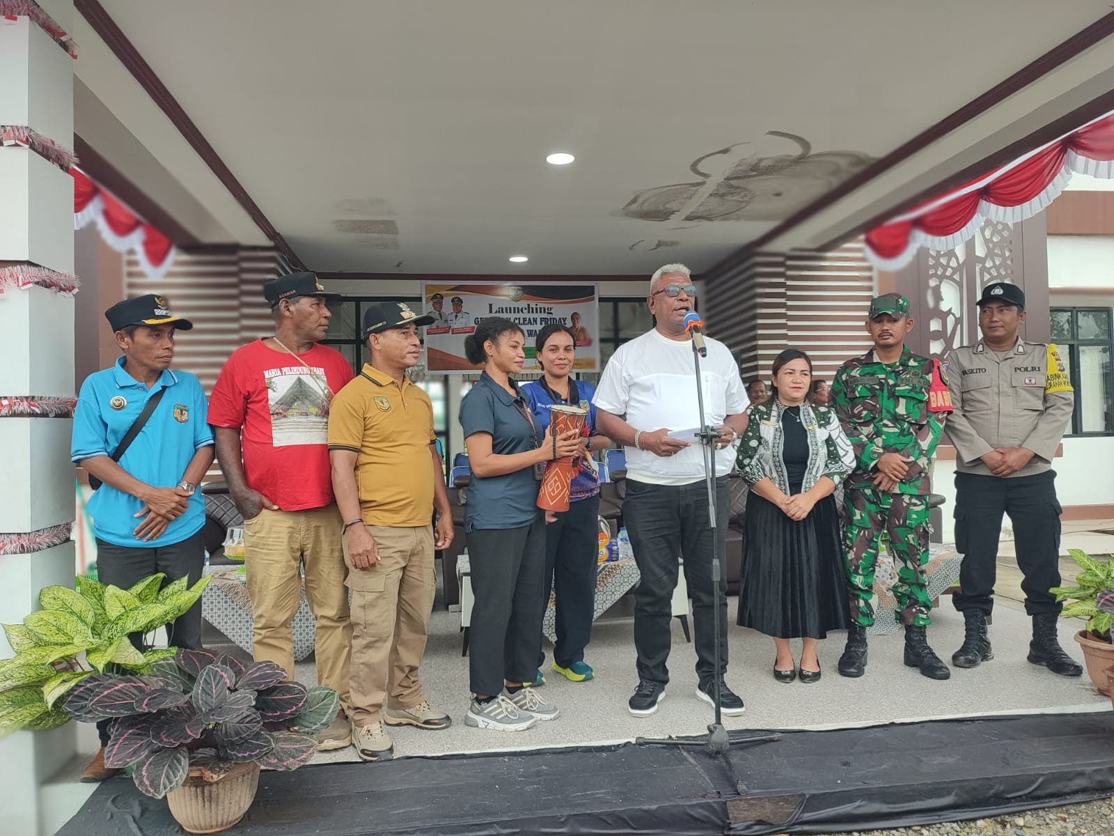 Distrik Wania Luncurkan Program Clean Friday, Langkah Awal Menuju Mimika Sehat
