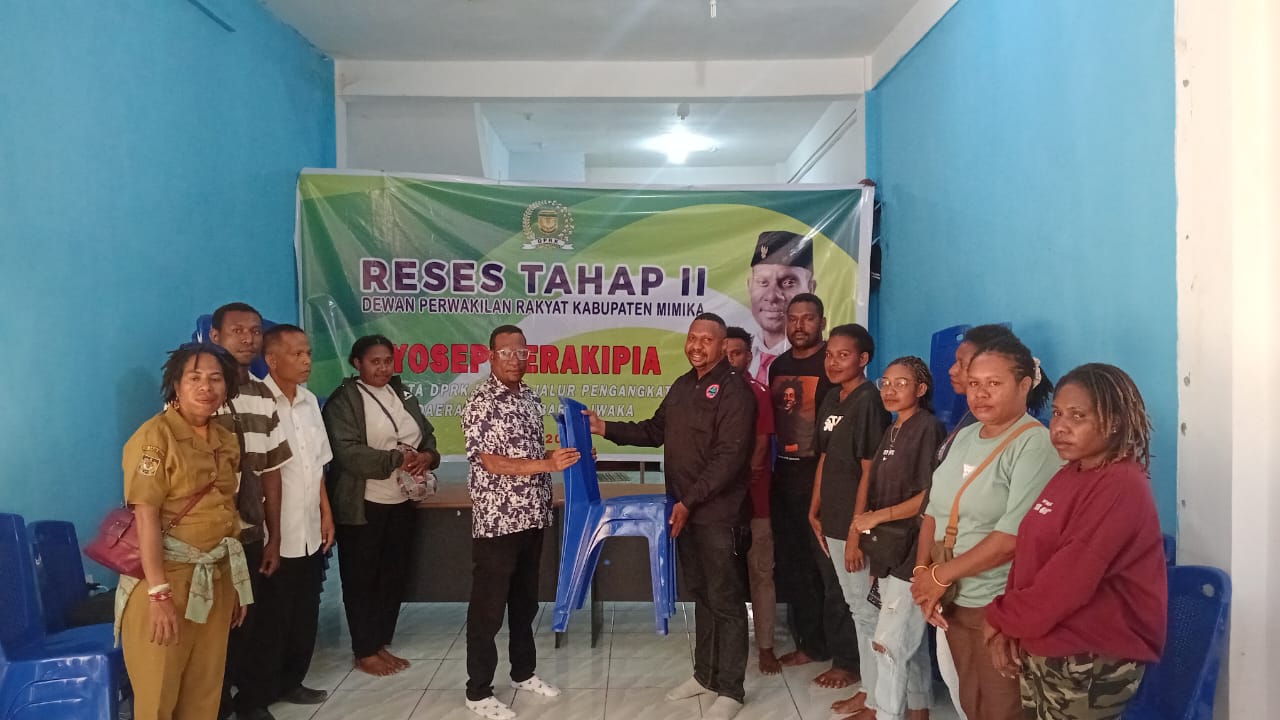 Yoseph Erakipia Serahkan Bantuan Untuk Pemuda APK pada Reses Tahap II