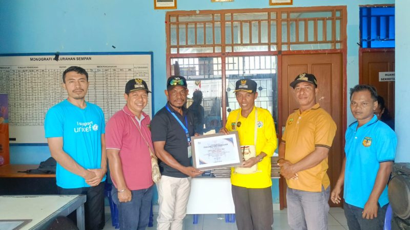 Dinkes Mimika Serahkan Piagam Penghargaan Stop BABS kepada 28 Kampung