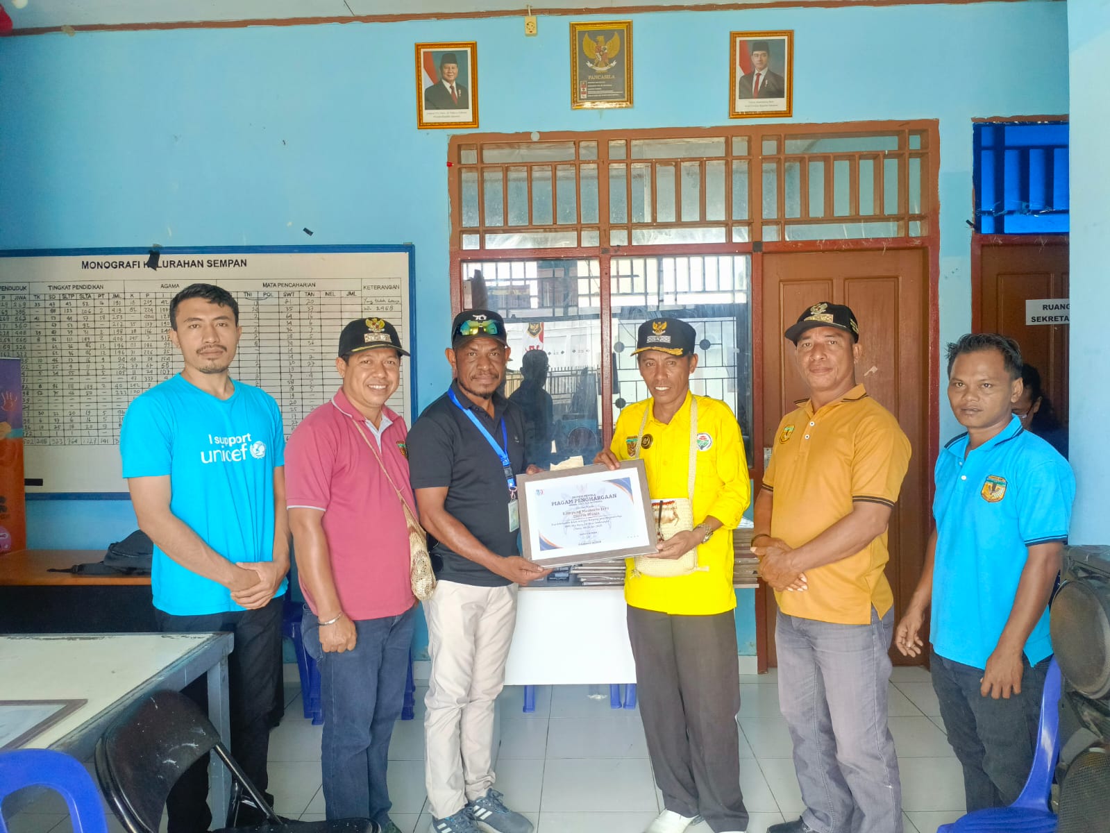 Dinkes Mimika Serahkan Piagam Penghargaan Stop BABS kepada 28 Kampung