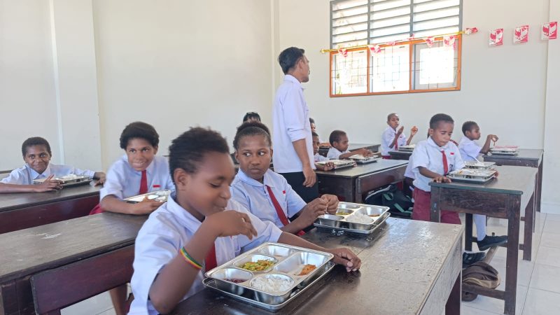 Hari Pertama MBG di SD YPPK Tiga Raja: Antusias, Tapi Belum Merata