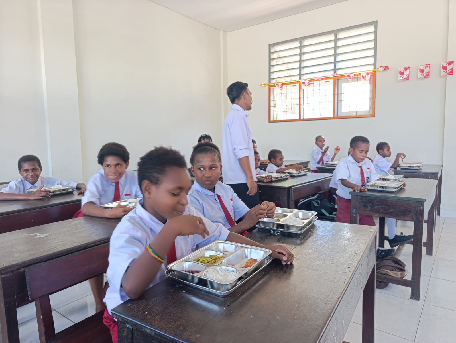 Hari Pertama MBG di SD YPPK Tiga Raja: Antusias, Tapi Belum Merata