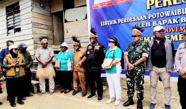 Bupati Resmikan Listrik dan Air Bersih di Mimika Barat Jauh