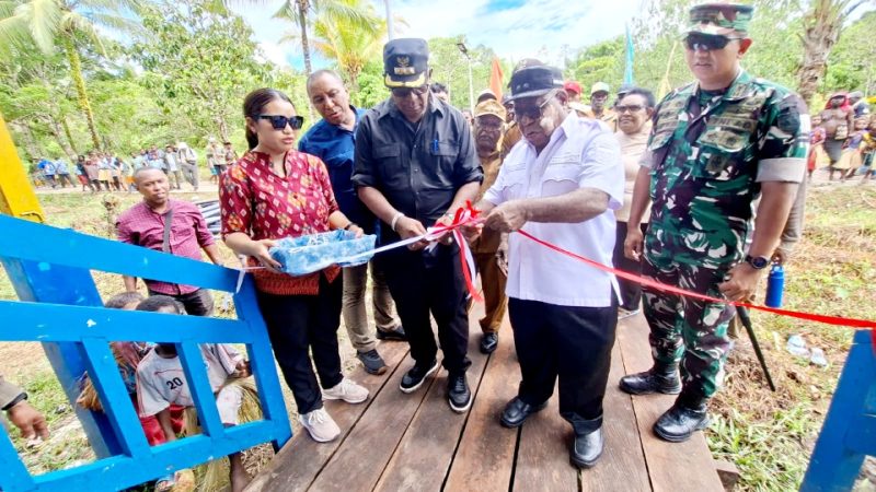 Bupati Resmikan Air Bersih Uta, Wabup Kemong Gunting Pita Depot Air Minum dan Perpustakaan