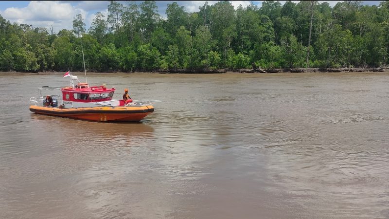 Perahu Fiber POB Ditumpangi 16 Orang Alami Jatuh Mesin di Muara Poumako