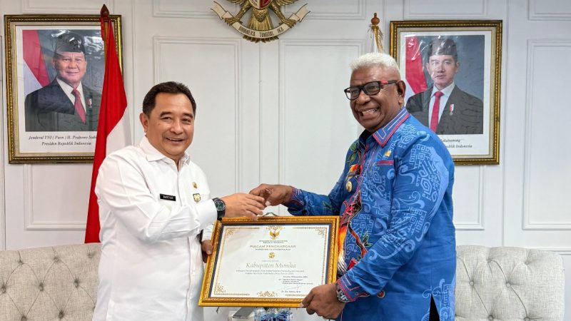 Mimika Raih Penghargaan IHAI 2025, Bupati Johannes Rettob Terima Piagam di Kemendagri