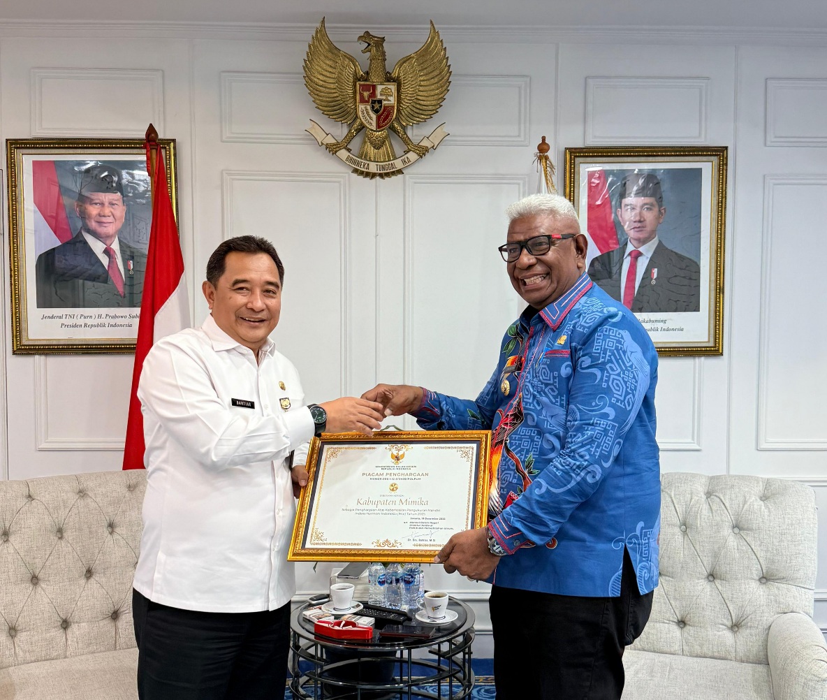 Mimika Raih Penghargaan IHAI 2025, Bupati Johannes Rettob Terima Piagam di Kemendagri