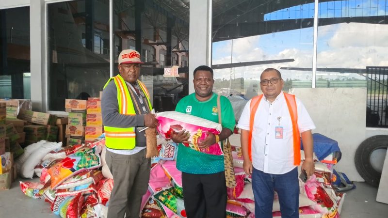 Pemerintah Kabupaten Mimika Salurkan Bantuan Natal untuk Pengungsi di Distrik Jila