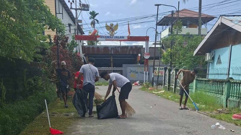Warga Bersama Aparat Kelurahan Dingo Narama Gotong Royong Bersihkan Lingkungan