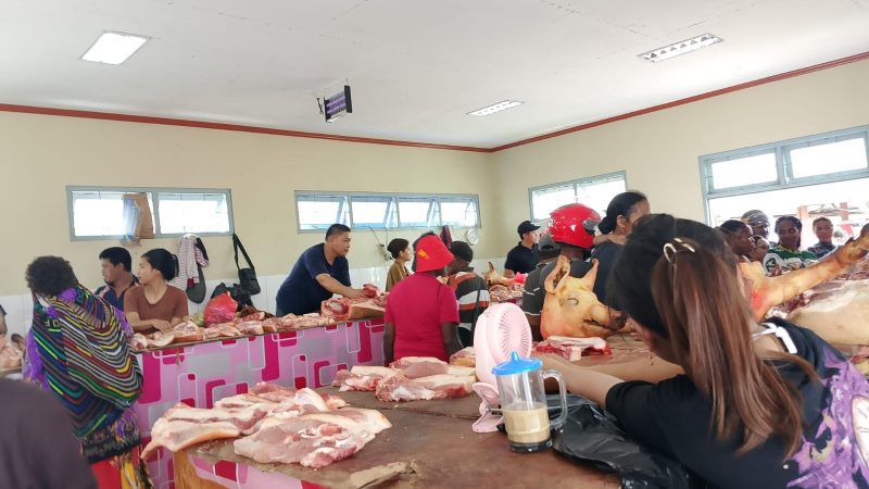 H-1 Natal, Pasar Sentral Timika Ramai Sejak Subuh, Pedagang Kewalahan