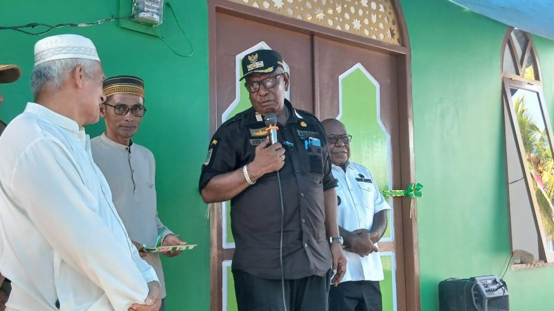 Bupati Mimika Kenang Masa Kecil Saat Resmikan Renovasi Masjid Tertua di Mimika Barat