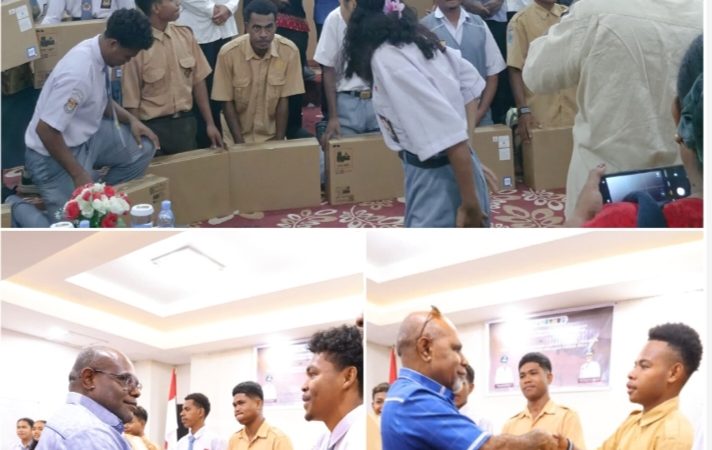 Pemprov Papua Tengah Serahkan Bantuan Laptop kepada Peserta Festival Budaya Pelajar 2025