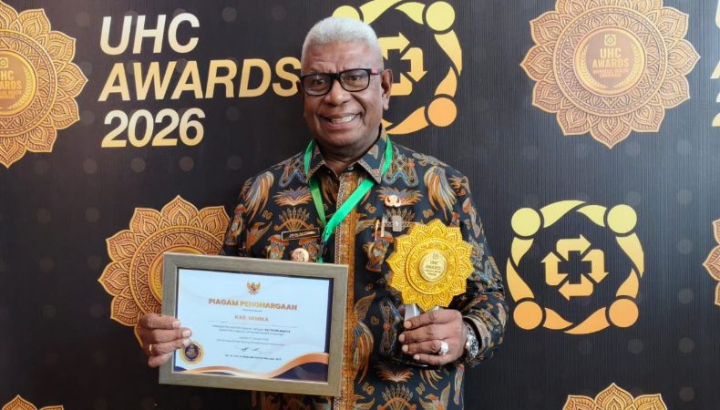 Bukti Komitmen Pemkab Mimika, Tiga Kali Raih Universal Health Coverage Award, Bupati Rettob: Target Kita100 Persen Pelayanan JKN di Tahun 2027