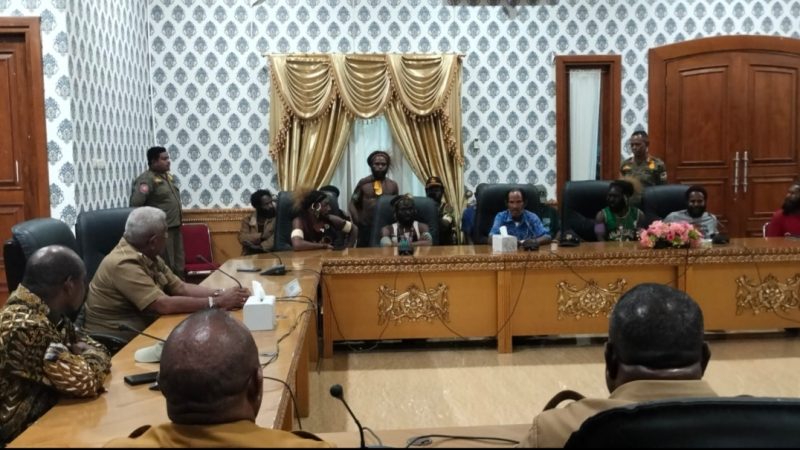 Bupati Mimika Fasilitasi Pertemuan Kepala Suku dan Keluarga Korban Konflik Antar Warga Puncak, Kubu Dang Nyatakan Sikap Siap Berdamai