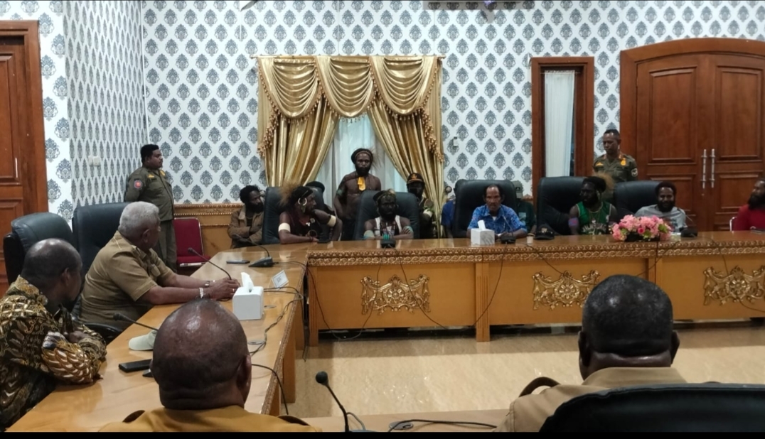 Bupati Mimika Fasilitasi Pertemuan Kepala Suku dan Keluarga Korban Konflik Antar Warga Puncak, Kubu Dang Nyatakan Sikap Siap Berdamai