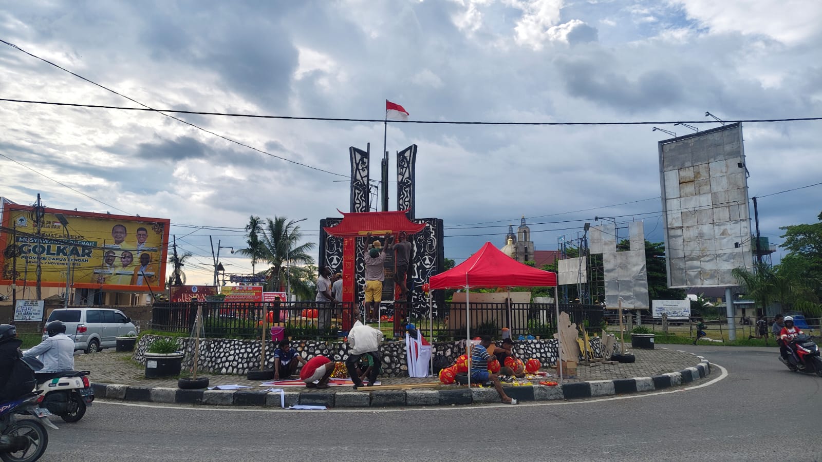 Sambut Imlek 2026, Komunitas Labeti Pasang Ornamen di Bundaran Timika Indah