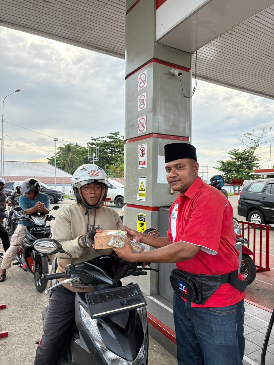Sambut Bulan Suci Ramadan, Pertamina Patra Niaga Berbagi Takjil Gratis di SPBU Timika dan Nabire