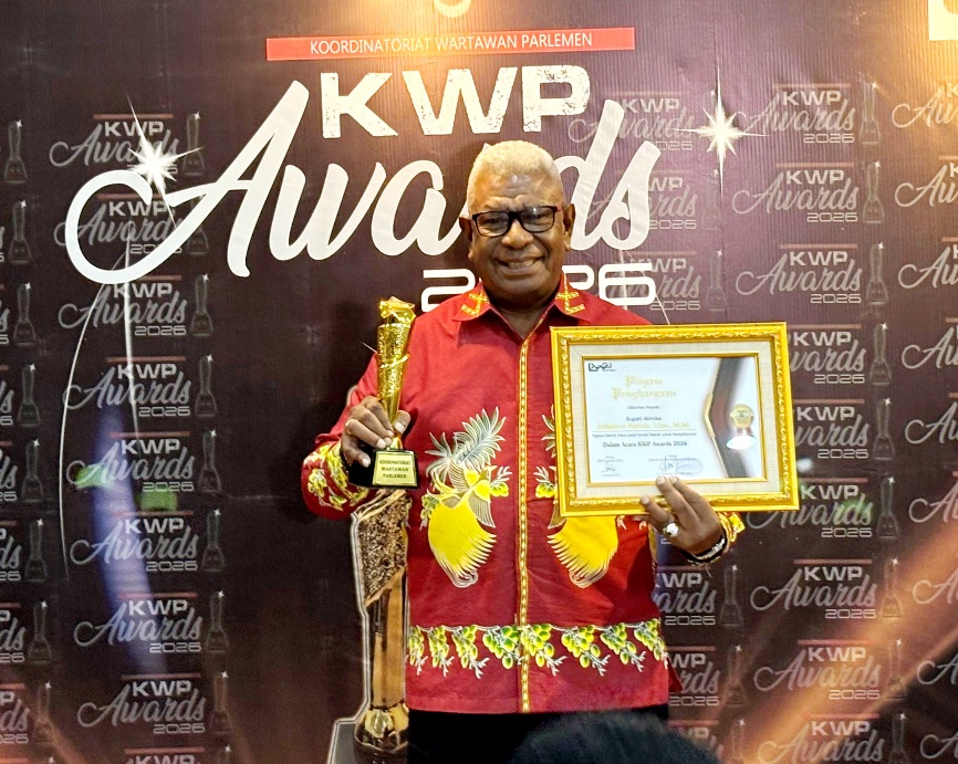 Bupati Mimika Johannes Rettob Terima Penghargaan KWP Awards 2026