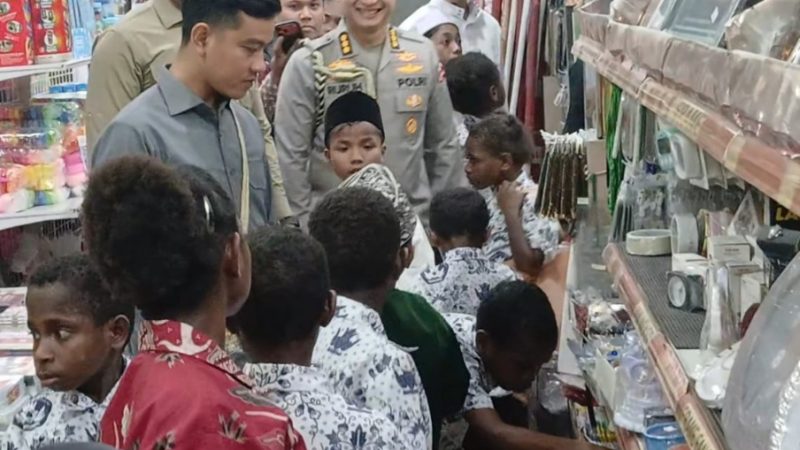 Kunjungi Timika, Wapres Gibran Rakabuming Raka Borong Alat Tulis untuk Anak Yatim