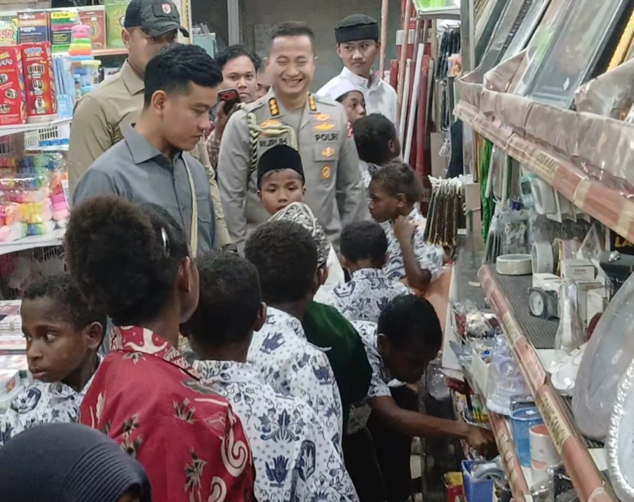 Kunjungi Timika, Wapres Gibran Rakabuming Raka Borong Alat Tulis untuk Anak Yatim