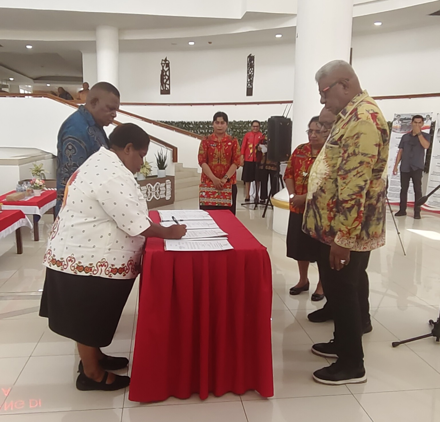 Bupati Mimika Tegaskan Komitmen Pelayanan, Delapan Kepala Distrik Resmi Sertijab