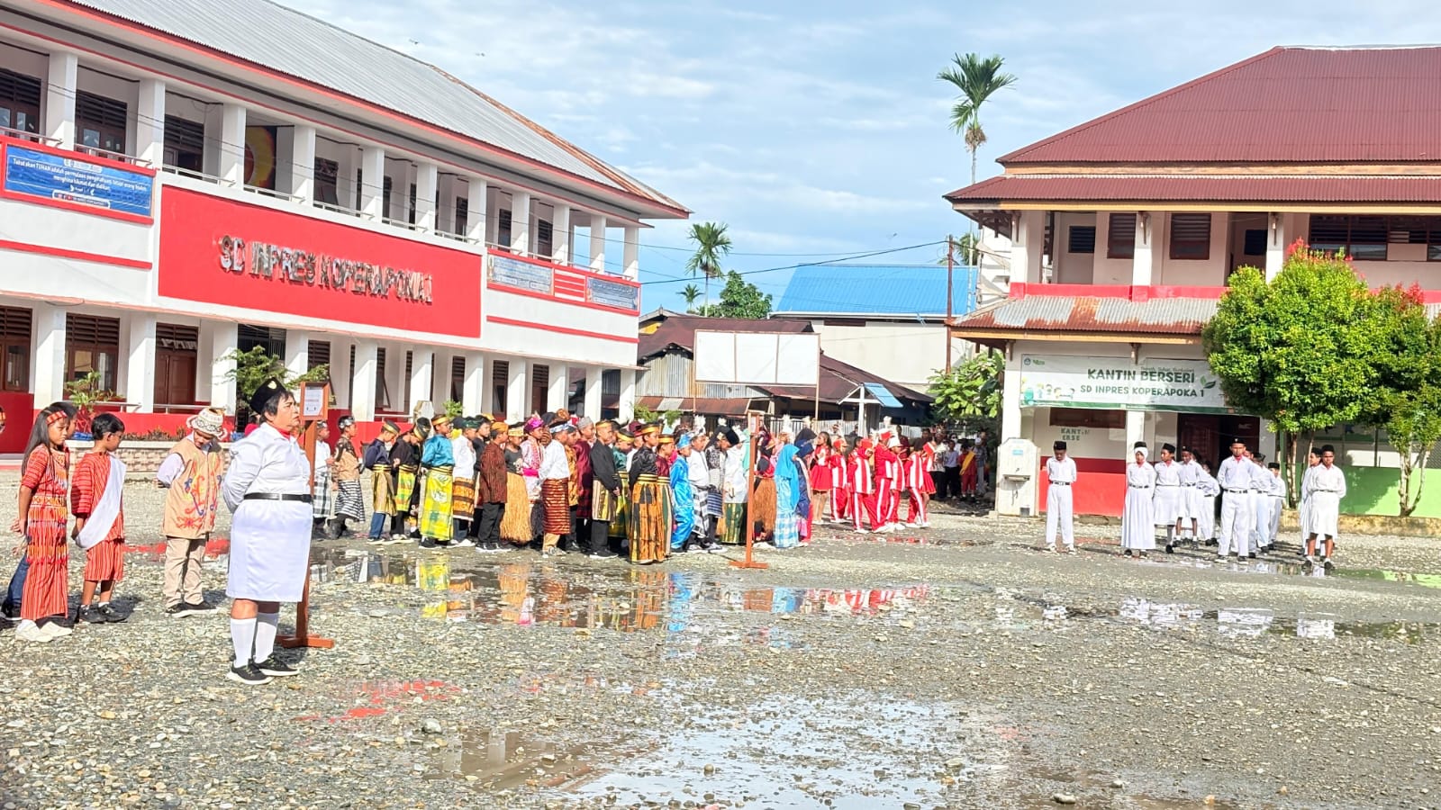 Meriah dalam Balutan Budaya Nusantara, SD Inpres Koperapoka 1 Peringati Hardiknas