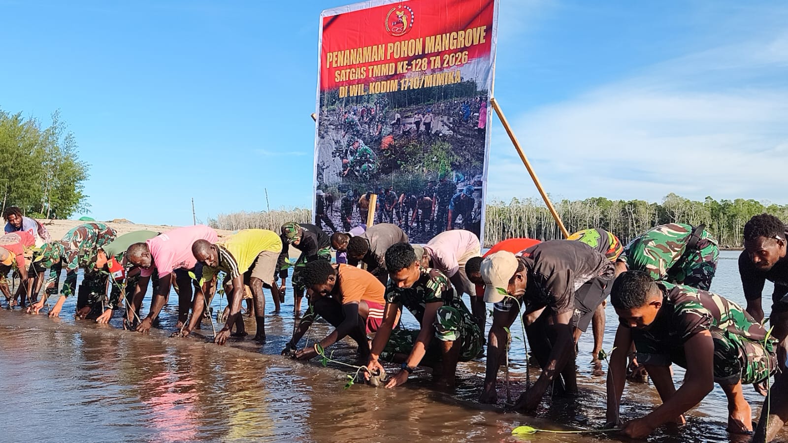 Satgas TMMD Kodim 1710/Mimika Tanam Ribuan Bibit Mangrove di Mimika Tengah