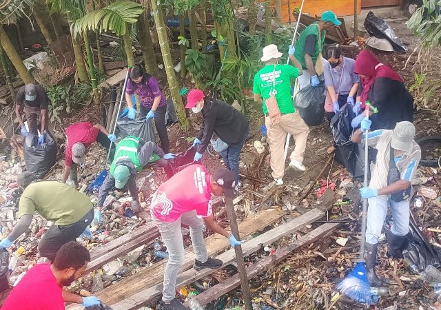 Hidupkan Semangat Gotong Royong demi Lingkungan yang Sehat dan Asri, DLH Mimika dan PTFI Kompak Bersihkan Kali