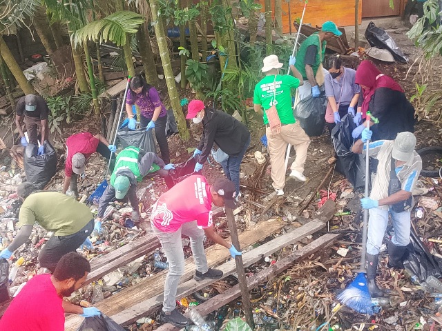 Hidupkan Semangat Gotong Royong demi Lingkungan yang Sehat dan Asri, DLH Mimika dan PTFI Kompak Bersihkan Kali