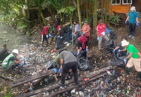 Kali di Jalan Ki Hajar Dewantara Dipenuhi Sampah, DLH Mimika Ajak Warga Peduli Lingkungan 