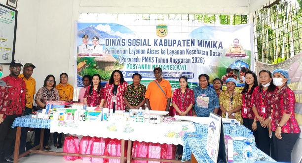 Komitmen Tingkatkan Kesejahteraan, Dinsos Mimika Serahkan Bantuan Kesehatan di Kwamki Narama