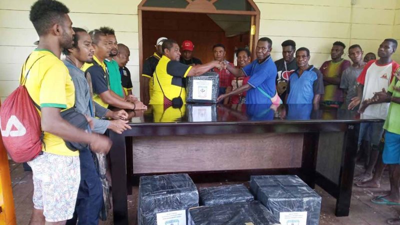 Persemi Allstar Serahkan Bantuan Meja Altar Gereja di Atuka