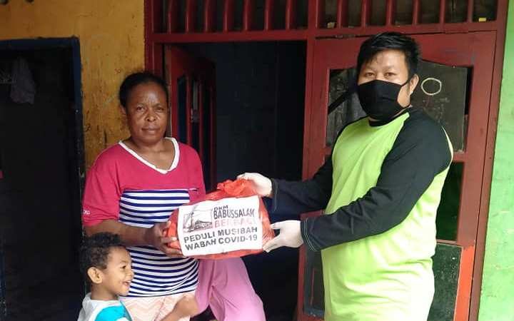 Peduli Wabah Covid-19, DKM Masjid Babussalam Berbagi Sembako