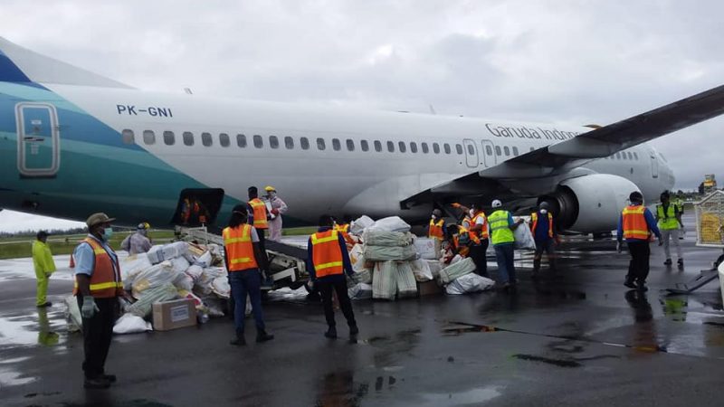 FOTO HARD NEWS : Pesawat Garuda Tiba di Timika Bawa APD dan Alat Medis