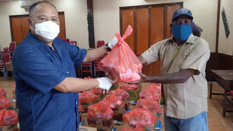 Bentuk Keprihatinan Selama Lockdown, Jhon Thie Bagi Sembako ke Warga