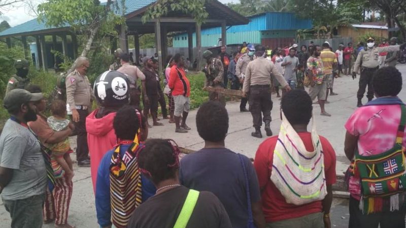 Hasil Kebun Tidak Dibeli DKUMKM, Mama mama Papua Palang Jalan Poros SP 5